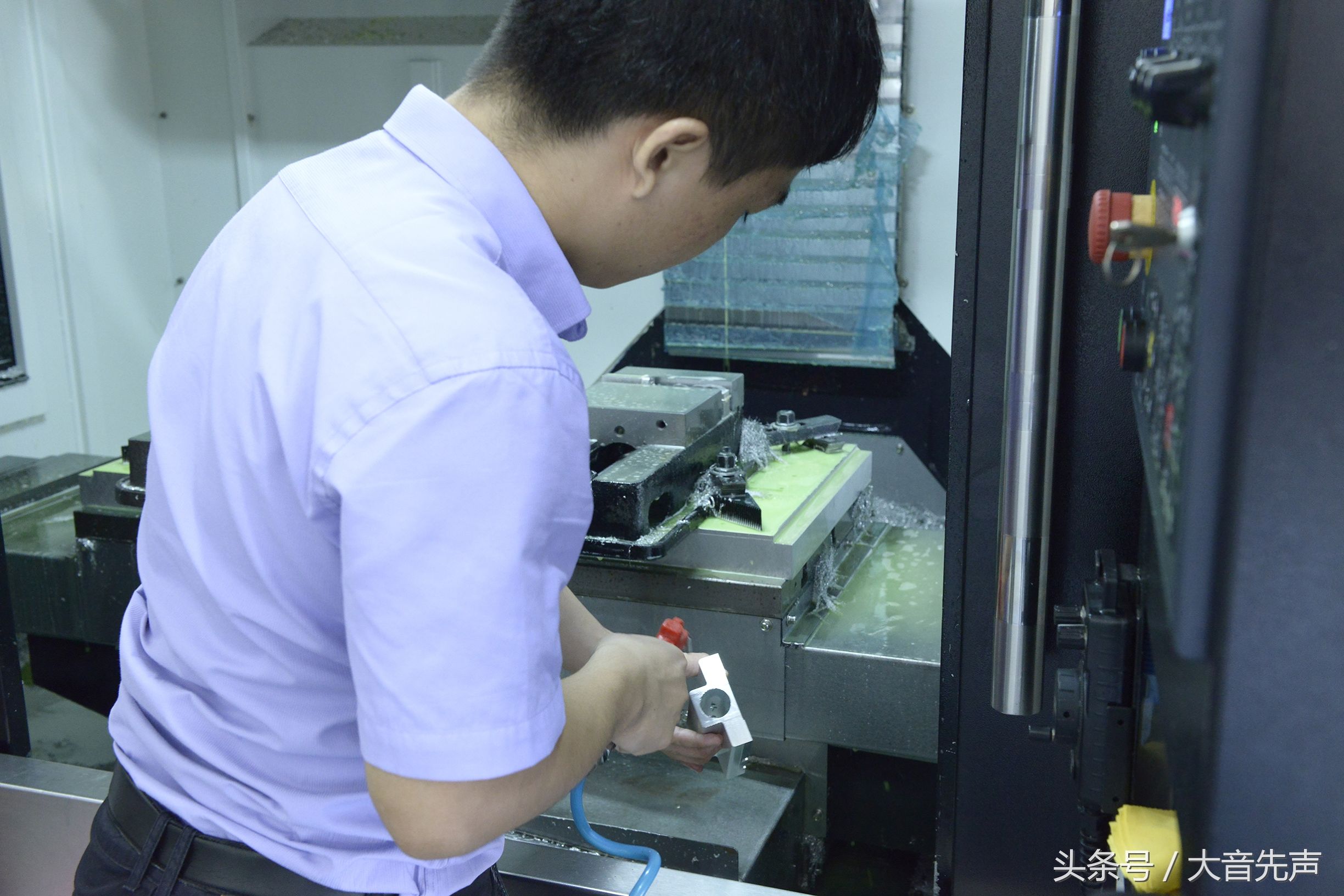 探秘东莞机器人工厂(谁知道图中设备用途和工人的工种呢)